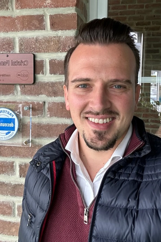 Maxime CLAVIER, responsable de l'agence Cristal Fenêtres Hazebrouck