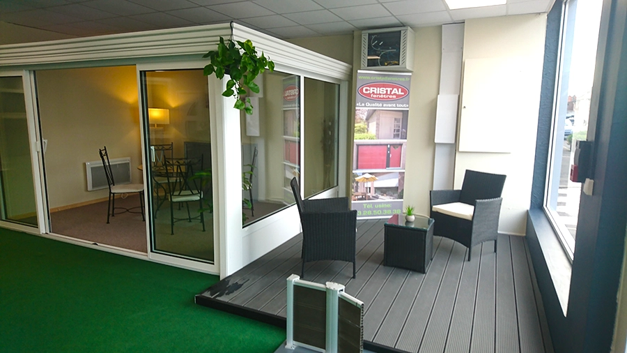Véranda et terrasse aménagée - showroom Cristal Fenêtres Béthune