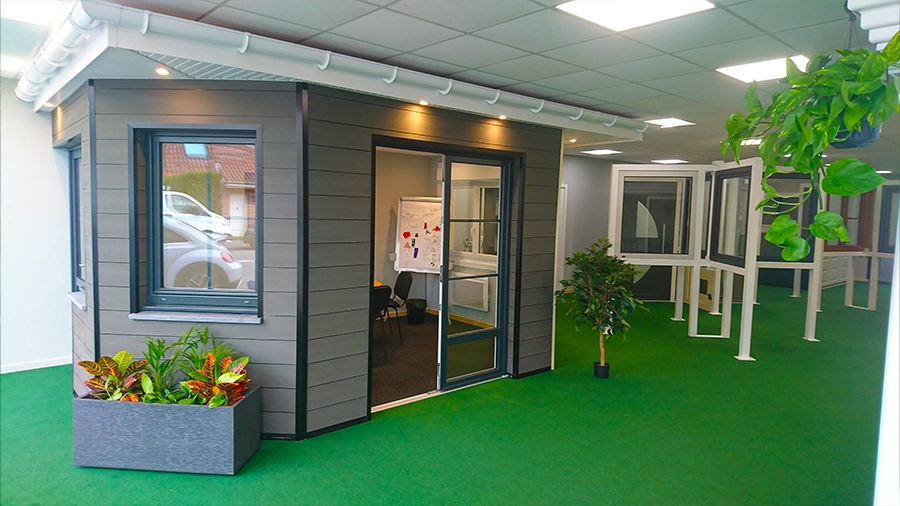 Véranda et terrasse aménagée - showroom Cristal Fenêtres Béthune